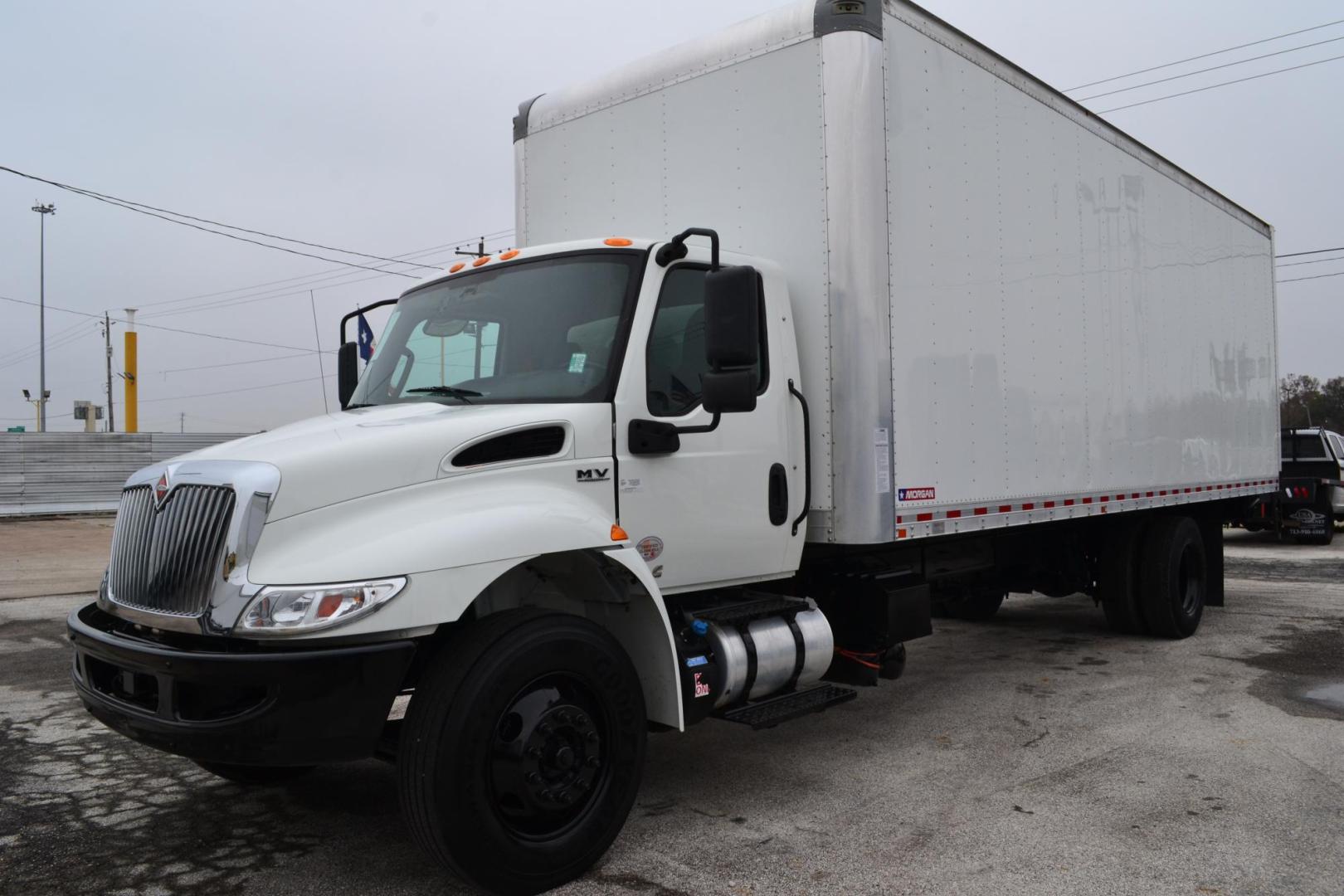 2022 WHITE /GRAY INTERNATIONAL MV 607 (3HAEUMML7NL) with an CUMMINS B6.7L 240HP engine, ALLISON 2500RDS AUTOMATIC transmission, located at 9172 North Fwy, Houston, TX, 77037, (713) 910-6868, 29.887470, -95.411903 - Photo#0