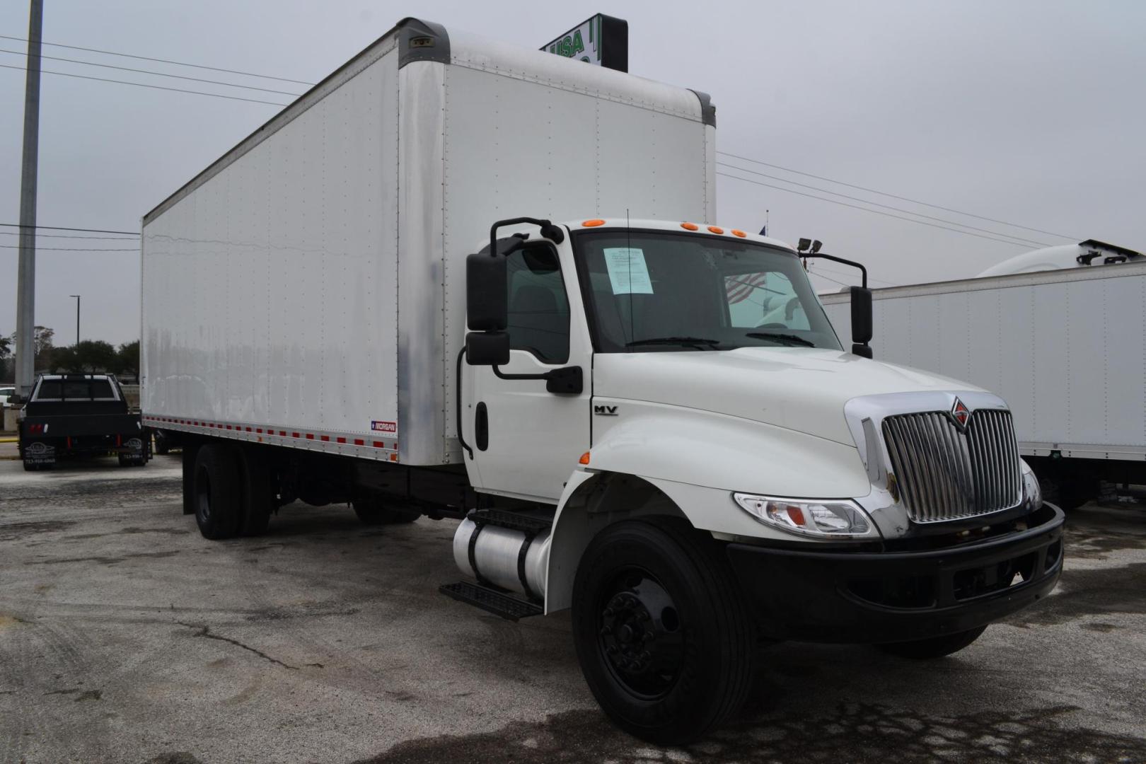 2022 WHITE /GRAY INTERNATIONAL MV 607 (3HAEUMML7NL) with an CUMMINS B6.7L 240HP engine, ALLISON 2500RDS AUTOMATIC transmission, located at 9172 North Fwy, Houston, TX, 77037, (713) 910-6868, 29.887470, -95.411903 - Photo#2