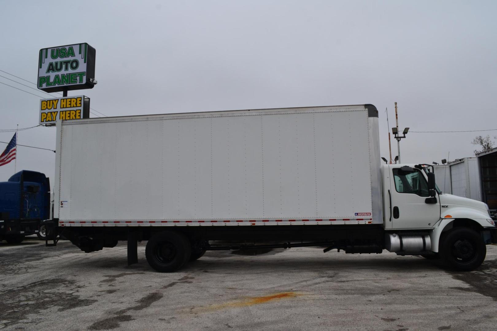 2022 WHITE /GRAY INTERNATIONAL MV 607 (3HAEUMML7NL) with an CUMMINS B6.7L 240HP engine, ALLISON 2500RDS AUTOMATIC transmission, located at 9172 North Fwy, Houston, TX, 77037, (713) 910-6868, 29.887470, -95.411903 - Photo#3