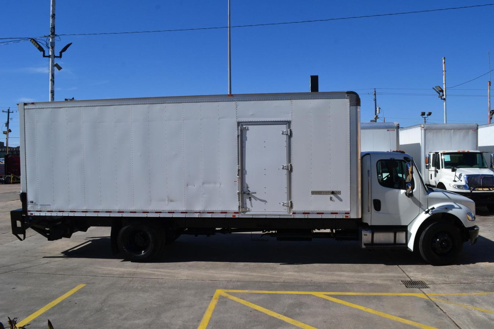 2018 WHITE /BLACK FREIGHTLINER M2-106 (3ALACWDTXJD) with an CUMMINS ISB 6.7L 240HP engine, ALLISON 2500RDS AUTOMATIC transmission, located at 9172 North Fwy, Houston, TX, 77037, (713) 910-6868, 29.887470, -95.411903 - 26,000 LB GVWR NON CDL, MORGAN 26 FT BOX, HEIGHT 103" X WIDTH 102", WALTCO 3,000 LB CAPACITY ALUMINUM LIFT GATE, AIR RIDE SUSPENSION, - Photo#3