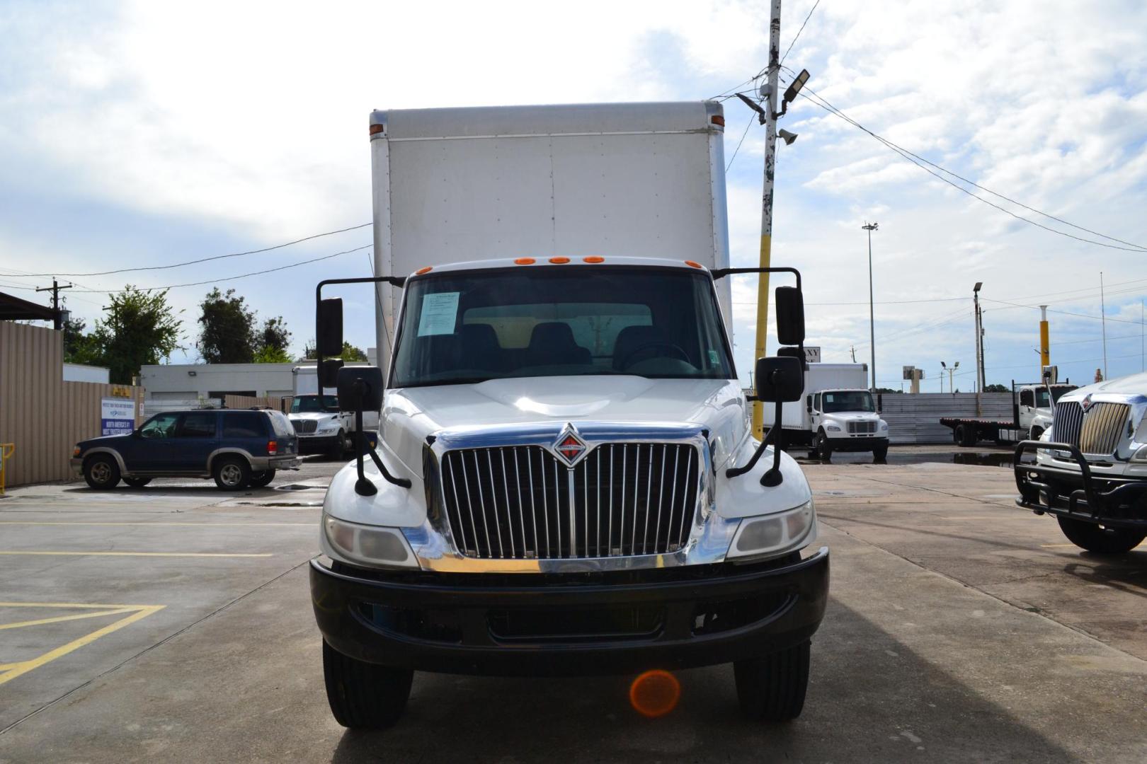 2017 WHITE /GRAY INTERNATIONAL 4300 (1HTMMMMLXHH) with an CUMMINS ISB 6.7L 220HP engine, ALLISON 2100HS AUTOMATIC transmission, located at 9172 North Fwy, Houston, TX, 77037, (713) 910-6868, 29.887470, -95.411903 - Photo#1