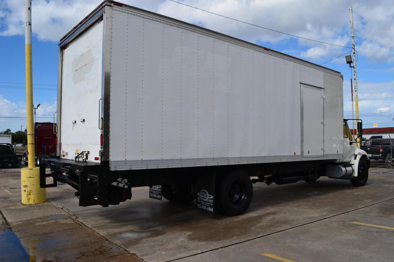 2017 WHITE /GRAY INTERNATIONAL 4300 (1HTMMMMLXHH) with an CUMMINS ISB 6.7L 220HP engine, ALLISON 2100HS AUTOMATIC transmission, located at 9172 North Fwy, Houston, TX, 77037, (713) 910-6868, 29.887470, -95.411903 - Photo#4