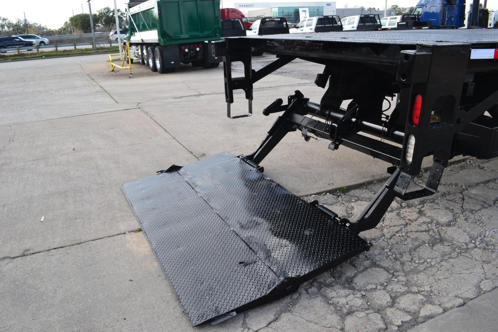 2016 BLACK /BLACK FREIGHTLINER M2-106 (3ALACWDT0GD) with an CUMMINS B6.7L 240HP engine, ALLISON 2500RDS AUTOMATIC transmission, located at 9172 North Fwy, Houston, TX, 77037, (713) 910-6868, 29.887470, -95.411903 - 26,000 LB GVWR NON CDL, 24 FT FLATBED X 100" WIDE, SPRING RIDE SUSPENSION, 100 GALLON FUEL TANK, 2,500 LB CAPACITY STEEL LIFT GATE, WB: 255", 7 X SLIDING WINCH STRAPS, , 2 X TOOL BOXES, POWER WINDOWS & LOCKS - Photo#9