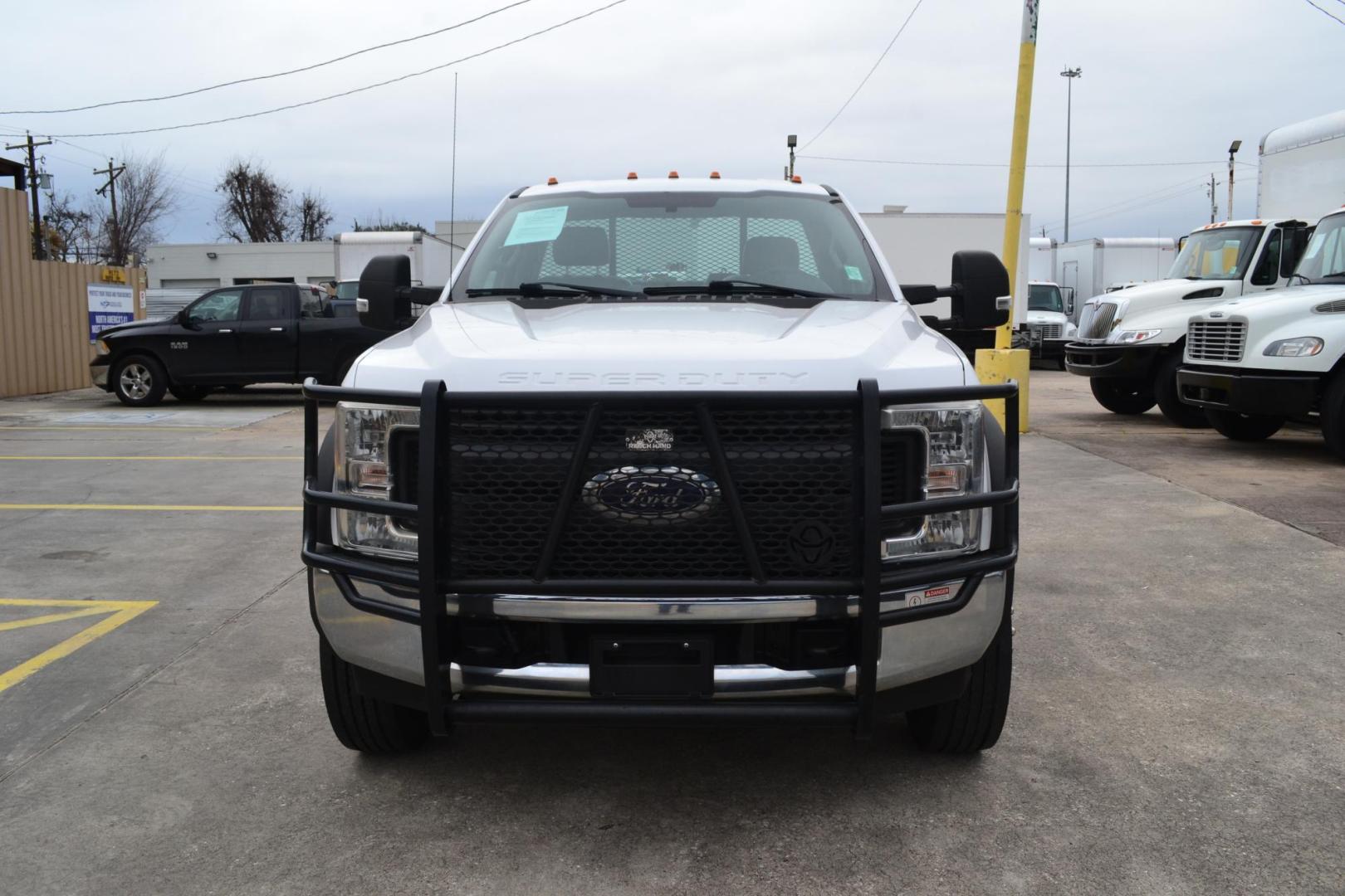 2017 WHITE /BLACK FORD F550 (1FDVFGT2HDA) with an POWERSTROKE 6.7L DIESEL engine, AUTOMATIC transmission, located at 9172 North Fwy, Houston, TX, 77037, (713) 910-6868, 29.887470, -95.411903 - 19,500 LB GVWR, 12 FT FLATBED X 96" WIDE, WHEELBASE :189", RATIO: 4.10, GOOSENECK/ BUMPER PULL HITCH, POWER WINDOWS & LOCKS, TOOL BOX - Photo#1