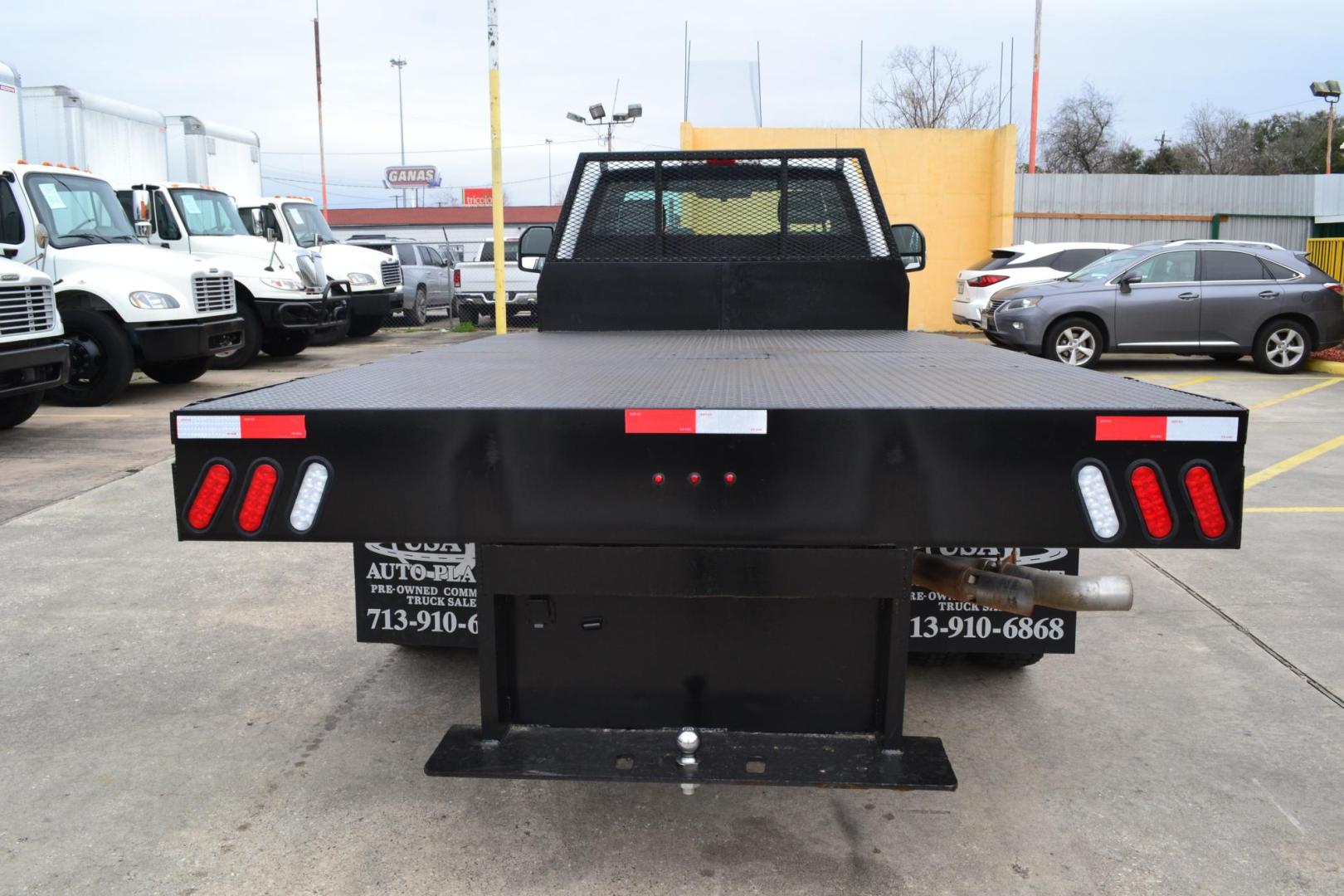 2017 WHITE /BLACK FORD F550 (1FDVFGT2HDA) with an POWERSTROKE 6.7L DIESEL engine, AUTOMATIC transmission, located at 9172 North Fwy, Houston, TX, 77037, (713) 910-6868, 29.887470, -95.411903 - 19,500 LB GVWR, 12 FT FLATBED X 96" WIDE, WHEELBASE :189", RATIO: 4.10, GOOSENECK/ BUMPER PULL HITCH, POWER WINDOWS & LOCKS, TOOL BOX - Photo#5