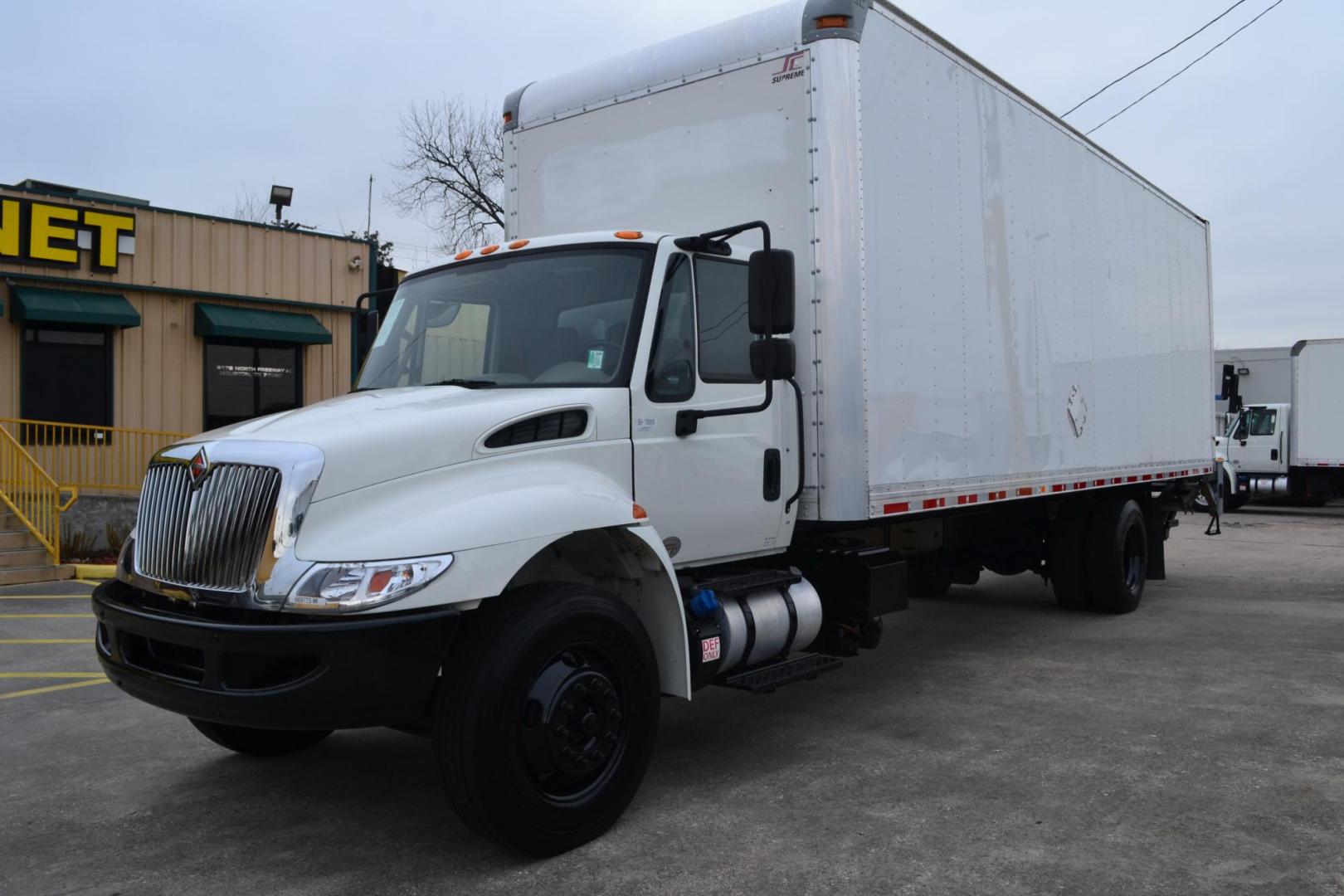 2017 WHITE /BLACK INTERNATIONAL 4300 (1HTMMMMLXHH) with an CUMMINS ISB 6.7L 240HP engine, ALLISON 2100HS AUTOMATIC transmission, located at 9172 North Fwy, Houston, TX, 77037, (713) 910-6868, 29.887470, -95.411903 - 26,000 LB GVWR NON CDL, SUPREME 26 FT BOX X HEIGHT 103" X WIDTH 102", WALTCO 3,000 LB CAPACITY ALUMINUM LIFT GATE, AIR RIDE SUSPENSION, 90 GALLON FUEL TANK, POWER WINDOWS & LOCKS - Photo#0