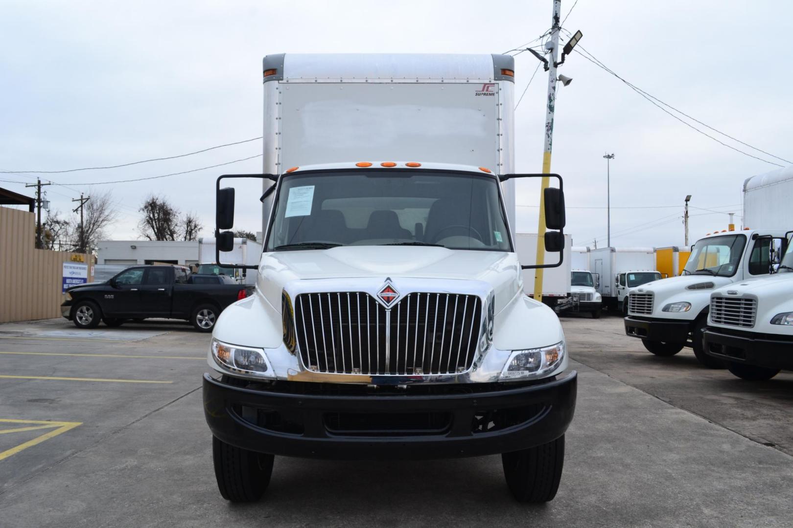 2017 WHITE /BLACK INTERNATIONAL 4300 (1HTMMMMLXHH) with an CUMMINS ISB 6.7L 240HP engine, ALLISON 2100HS AUTOMATIC transmission, located at 9172 North Fwy, Houston, TX, 77037, (713) 910-6868, 29.887470, -95.411903 - 26,000 LB GVWR NON CDL, SUPREME 26 FT BOX X HEIGHT 103" X WIDTH 102", WALTCO 3,000 LB CAPACITY ALUMINUM LIFT GATE, AIR RIDE SUSPENSION, 90 GALLON FUEL TANK, POWER WINDOWS & LOCKS - Photo#1