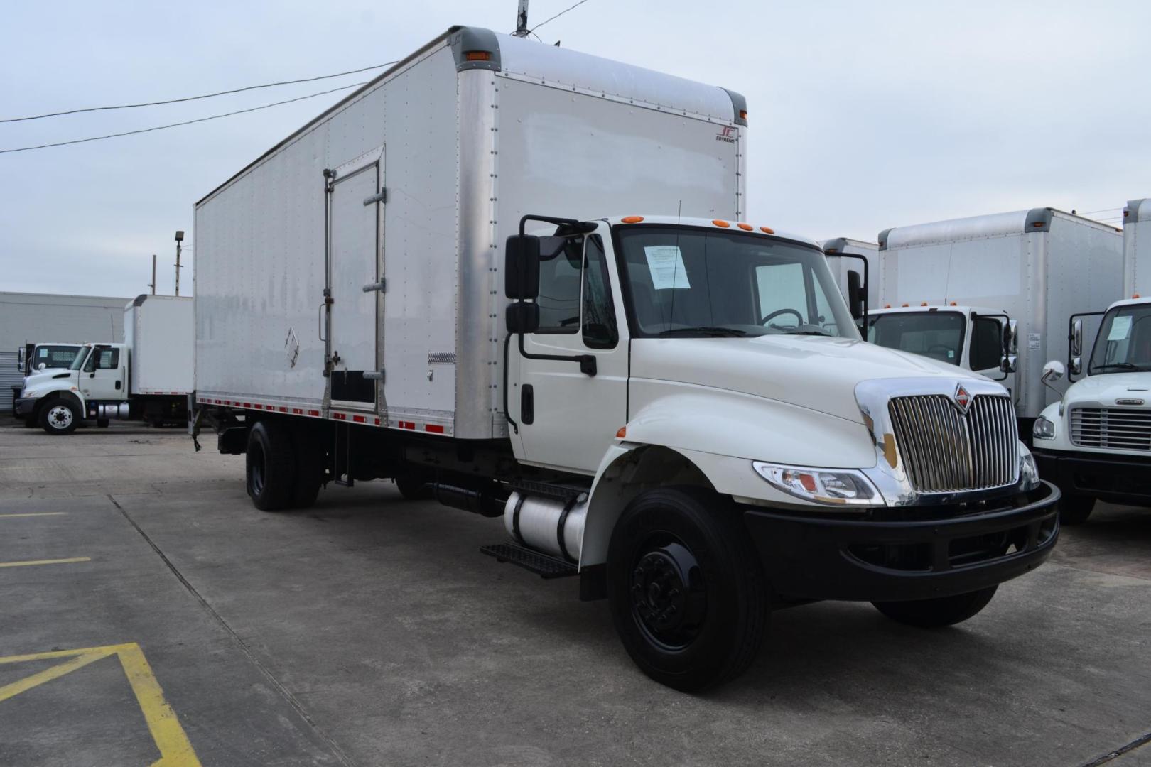 2017 WHITE /BLACK INTERNATIONAL 4300 (1HTMMMMLXHH) with an CUMMINS ISB 6.7L 240HP engine, ALLISON 2100HS AUTOMATIC transmission, located at 9172 North Fwy, Houston, TX, 77037, (713) 910-6868, 29.887470, -95.411903 - 26,000 LB GVWR NON CDL, SUPREME 26 FT BOX X HEIGHT 103" X WIDTH 102", WALTCO 3,000 LB CAPACITY ALUMINUM LIFT GATE, AIR RIDE SUSPENSION, 90 GALLON FUEL TANK, POWER WINDOWS & LOCKS - Photo#2