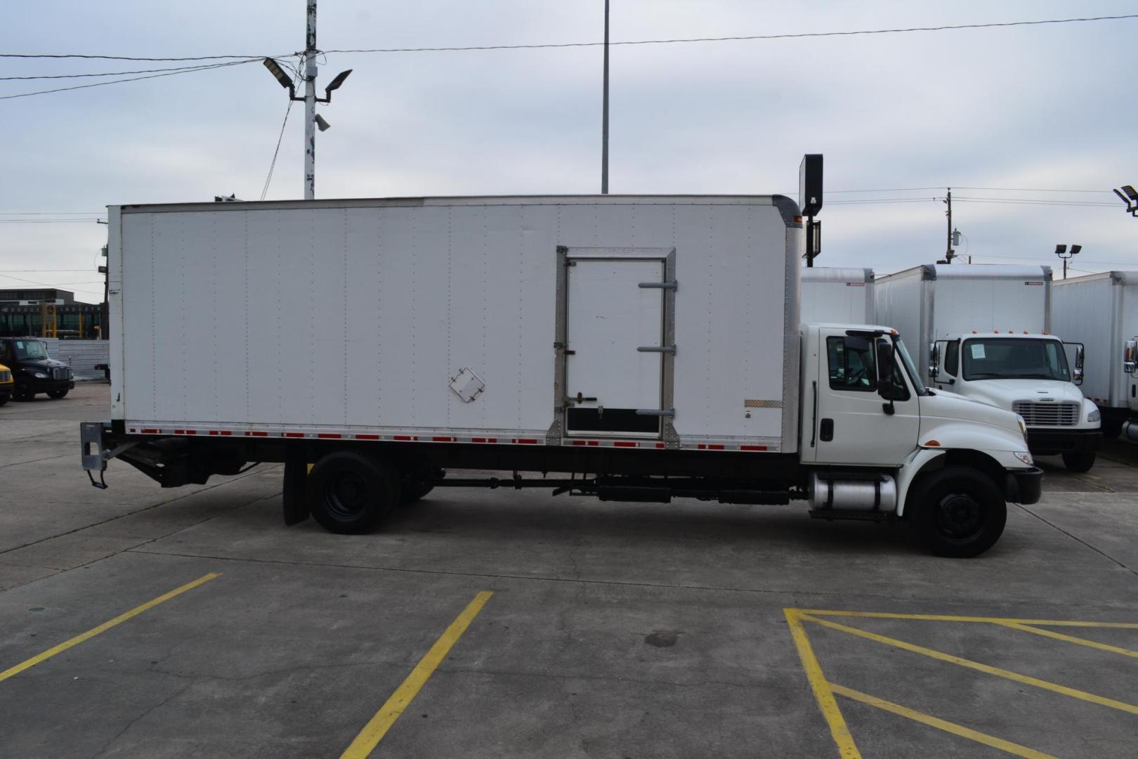 2017 WHITE /BLACK INTERNATIONAL 4300 (1HTMMMMLXHH) with an CUMMINS ISB 6.7L 240HP engine, ALLISON 2100HS AUTOMATIC transmission, located at 9172 North Fwy, Houston, TX, 77037, (713) 910-6868, 29.887470, -95.411903 - 26,000 LB GVWR NON CDL, SUPREME 26 FT BOX X HEIGHT 103" X WIDTH 102", WALTCO 3,000 LB CAPACITY ALUMINUM LIFT GATE, AIR RIDE SUSPENSION, 90 GALLON FUEL TANK, POWER WINDOWS & LOCKS - Photo#3