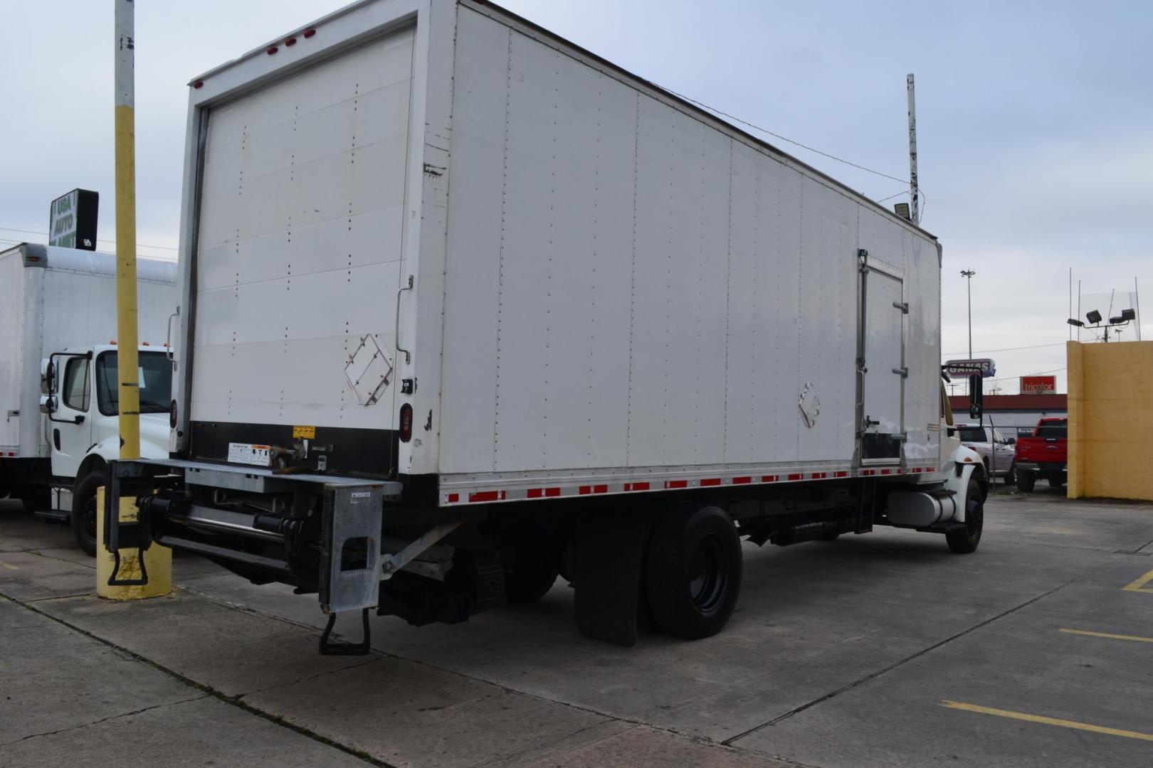 2017 WHITE /BLACK INTERNATIONAL 4300 (1HTMMMMLXHH) with an CUMMINS ISB 6.7L 240HP engine, ALLISON 2100HS AUTOMATIC transmission, located at 9172 North Fwy, Houston, TX, 77037, (713) 910-6868, 29.887470, -95.411903 - 26,000 LB GVWR NON CDL, SUPREME 26 FT BOX X HEIGHT 103" X WIDTH 102", WALTCO 3,000 LB CAPACITY ALUMINUM LIFT GATE, AIR RIDE SUSPENSION, 90 GALLON FUEL TANK, POWER WINDOWS & LOCKS - Photo#4