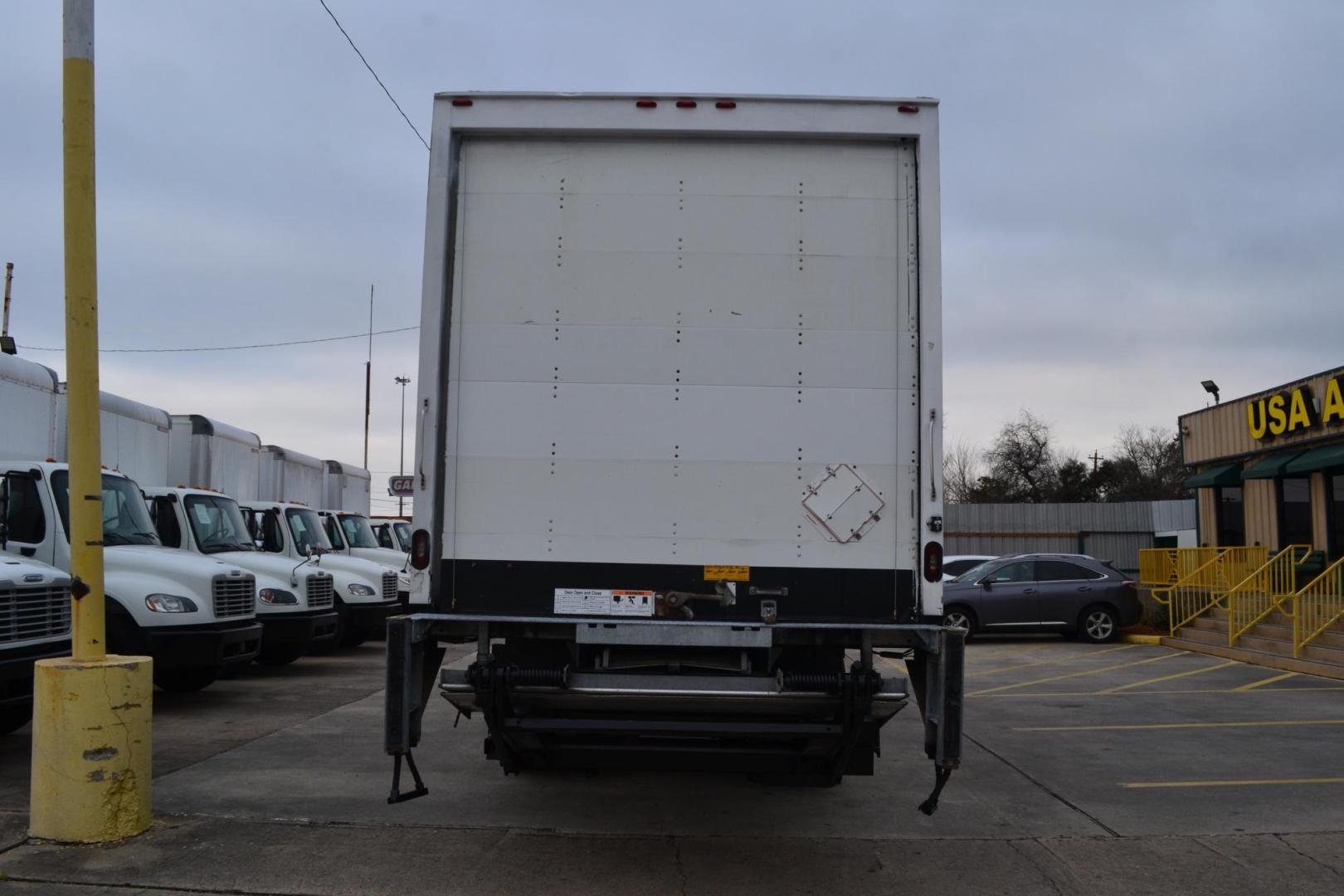 2017 WHITE /BLACK INTERNATIONAL 4300 (1HTMMMMLXHH) with an CUMMINS ISB 6.7L 240HP engine, ALLISON 2100HS AUTOMATIC transmission, located at 9172 North Fwy, Houston, TX, 77037, (713) 910-6868, 29.887470, -95.411903 - 26,000 LB GVWR NON CDL, SUPREME 26 FT BOX X HEIGHT 103" X WIDTH 102", WALTCO 3,000 LB CAPACITY ALUMINUM LIFT GATE, AIR RIDE SUSPENSION, 90 GALLON FUEL TANK, POWER WINDOWS & LOCKS - Photo#5