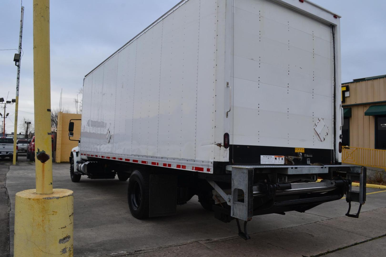 2017 WHITE /BLACK INTERNATIONAL 4300 (1HTMMMMLXHH) with an CUMMINS ISB 6.7L 240HP engine, ALLISON 2100HS AUTOMATIC transmission, located at 9172 North Fwy, Houston, TX, 77037, (713) 910-6868, 29.887470, -95.411903 - 26,000 LB GVWR NON CDL, SUPREME 26 FT BOX X HEIGHT 103" X WIDTH 102", WALTCO 3,000 LB CAPACITY ALUMINUM LIFT GATE, AIR RIDE SUSPENSION, 90 GALLON FUEL TANK, POWER WINDOWS & LOCKS - Photo#6