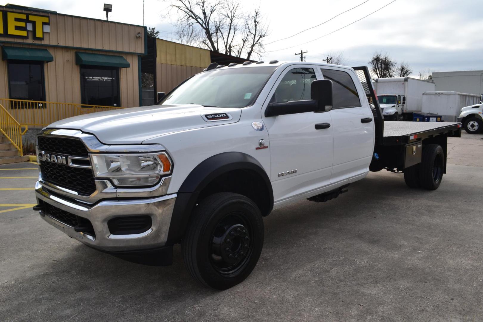 2019 WHITE /BLACK RAM 5500 TRADESMAN (3C7WRNFL1KG) with an CUMMINS 6.7L TURBO DIESEL engine, AISIN A465 6SPD AUTOMATIC transmission, located at 9172 North Fwy, Houston, TX, 77037, (713) 910-6868, 29.887470, -95.411903 - 19,500 LB GVWR, 12 FT FLATBED X 96" WIDE, CREW CAB, 4X4, EXHAUST BRAKE, GOOSENECK / BUMPER PULL HITCH, POWER WINDOWS , LOCKS & MIRRORS , TOOL BOX - Photo#0