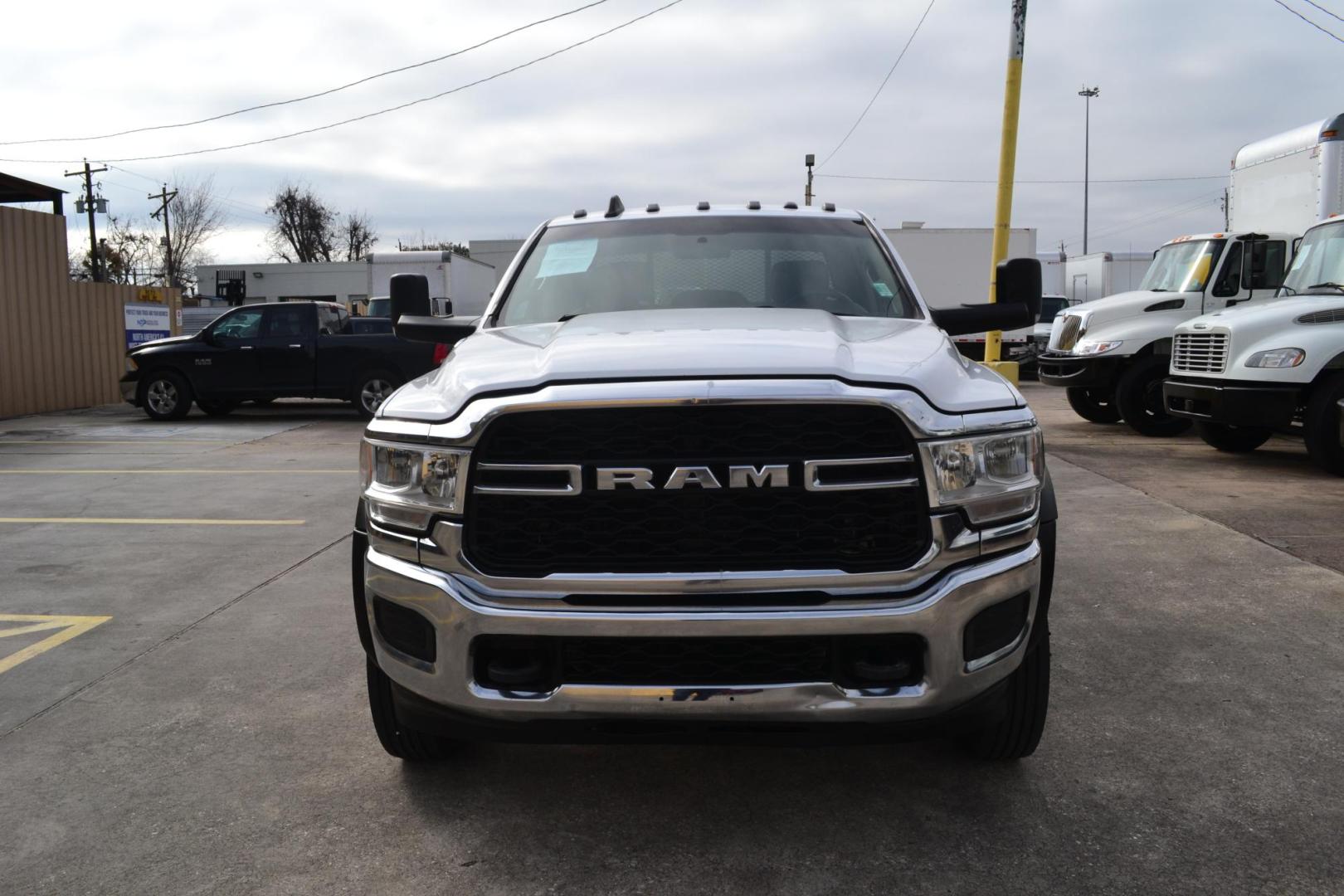 2019 WHITE /BLACK RAM 5500 TRADESMAN (3C7WRNFL1KG) with an CUMMINS 6.7L TURBO DIESEL engine, AISIN A465 6SPD AUTOMATIC transmission, located at 9172 North Fwy, Houston, TX, 77037, (713) 910-6868, 29.887470, -95.411903 - 19,500 LB GVWR, 12 FT FLATBED X 96" WIDE, CREW CAB, 4X4, EXHAUST BRAKE, GOOSENECK / BUMPER PULL HITCH, POWER WINDOWS , LOCKS & MIRRORS , TOOL BOX - Photo#1