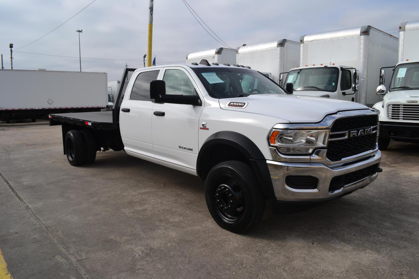 2019 WHITE /BLACK RAM 5500 TRADESMAN (3C7WRNFL1KG) with an CUMMINS 6.7L TURBO DIESEL engine, AISIN A465 6SPD AUTOMATIC transmission, located at 9172 North Fwy, Houston, TX, 77037, (713) 910-6868, 29.887470, -95.411903 - 19,500 LB GVWR, 12 FT FLATBED X 96" WIDE, CREW CAB, 4X4, EXHAUST BRAKE, GOOSENECK / BUMPER PULL HITCH, POWER WINDOWS , LOCKS & MIRRORS , TOOL BOX - Photo#2