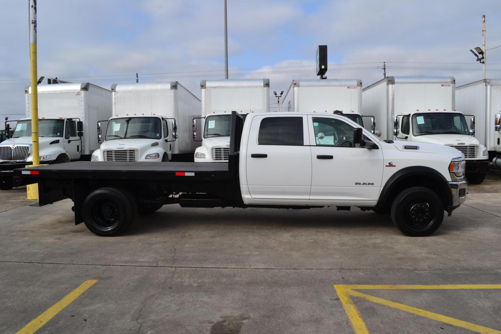 2019 WHITE /BLACK RAM 5500 TRADESMAN (3C7WRNFL1KG) with an CUMMINS 6.7L TURBO DIESEL engine, AISIN A465 6SPD AUTOMATIC transmission, located at 9172 North Fwy, Houston, TX, 77037, (713) 910-6868, 29.887470, -95.411903 - 19,500 LB GVWR, 12 FT FLATBED X 96" WIDE, CREW CAB, 4X4, EXHAUST BRAKE, GOOSENECK / BUMPER PULL HITCH, POWER WINDOWS , LOCKS & MIRRORS , TOOL BOX - Photo#3