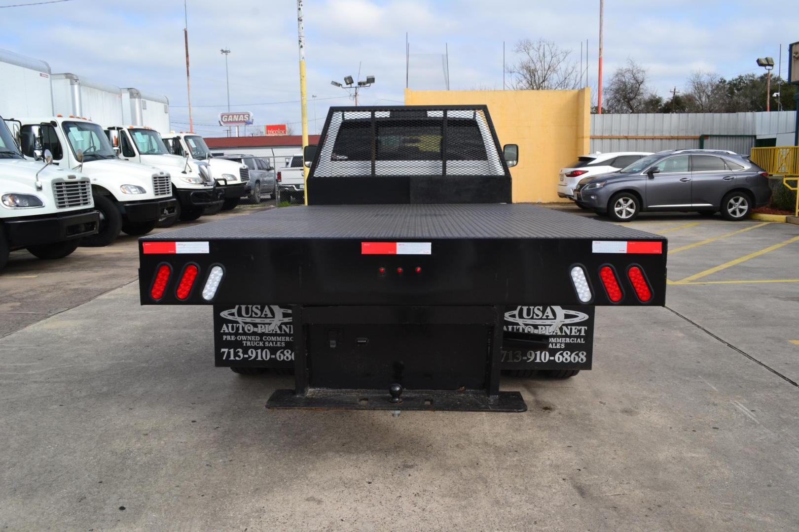 2019 WHITE /BLACK RAM 5500 TRADESMAN (3C7WRNFL1KG) with an CUMMINS 6.7L TURBO DIESEL engine, AISIN A465 6SPD AUTOMATIC transmission, located at 9172 North Fwy, Houston, TX, 77037, (713) 910-6868, 29.887470, -95.411903 - 19,500 LB GVWR, 12 FT FLATBED X 96" WIDE, CREW CAB, 4X4, EXHAUST BRAKE, GOOSENECK / BUMPER PULL HITCH, POWER WINDOWS , LOCKS & MIRRORS , TOOL BOX - Photo#5