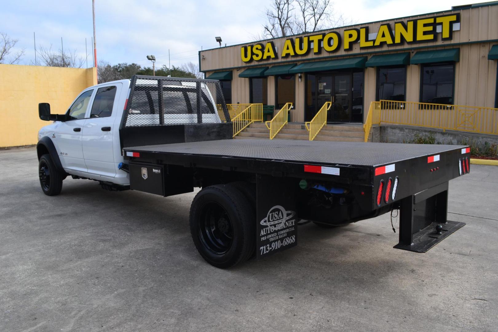 2019 WHITE /BLACK RAM 5500 TRADESMAN (3C7WRNFL1KG) with an CUMMINS 6.7L TURBO DIESEL engine, AISIN A465 6SPD AUTOMATIC transmission, located at 9172 North Fwy, Houston, TX, 77037, (713) 910-6868, 29.887470, -95.411903 - 19,500 LB GVWR, 12 FT FLATBED X 96" WIDE, CREW CAB, 4X4, EXHAUST BRAKE, GOOSENECK / BUMPER PULL HITCH, POWER WINDOWS , LOCKS & MIRRORS , TOOL BOX - Photo#6