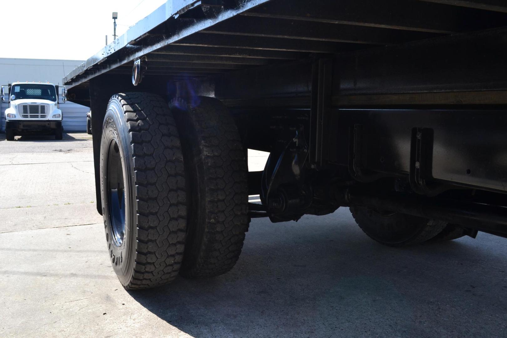 2014 WHITE /BLACK FREIGHTLINER M2-106 with an CUMMINS ISB 6.7L 220HP engine, ALLISON 2100 RDS transmission, located at 9172 North Fwy, Houston, TX, 77037, (713) 910-6868, 29.887470, -95.411903 - 26,000 LB GVWR NON CDL, 24 FT FLATBED X 100" WIDE, AIR RIDE SUSPENSION, DUAL 50 GALLON FUEL TANKS - Photo#4