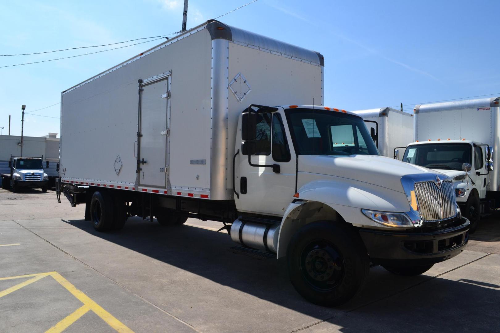 2019 WHITE /BLACK INTERNATIONAL 4300 (1HTMMMML9KH) with an CUMMINS B6.7L 240HP engine, ALLISON 2500RDS AUTOMATIC transmission, located at 9172 North Fwy, Houston, TX, 77037, (713) 910-6868, 29.887470, -95.411903 - 25,999 LB GVWR NON CDL, 26 FT BOX X HEIGHT 103" X WIDTH 102", 3,000 LB CAPACITY ALUMINUM LIFT GATE, AIR RIDE SUSPENSION, EXHAUST BRAKE, 90 GALLON FUEL TANK, COLLISION MITIGATION WITH LANE ASSIST, POWER WINDOWS & LOCKS - Photo#2