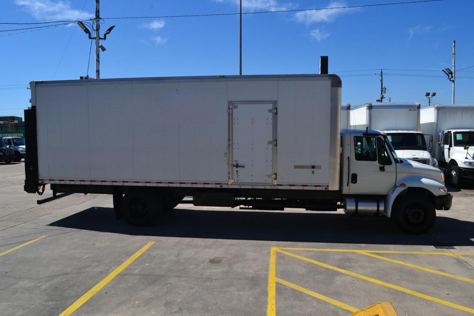 2017 WHITE /GRAY INTERNATIONAL 4300 (1HTMMMML9HH) with an CUMMINS ISB 6.7L 240HP engine, ALLISON 2200RDS AUTOMATIC transmission, located at 9172 North Fwy, Houston, TX, 77037, (713) 910-6868, 29.887470, -95.411903 - 25,999 LB GVWR, MORGAN 26 FT BOX , HEIGHT 103" X WIDTH 102", WALTCO 4,500 CAPACITY BI-FOLD LIFT GATE, AIR RIDE SUSPENSION, 90 GALLON FUEL TANK, POWER WINDOWS & LOCKS - Photo#3