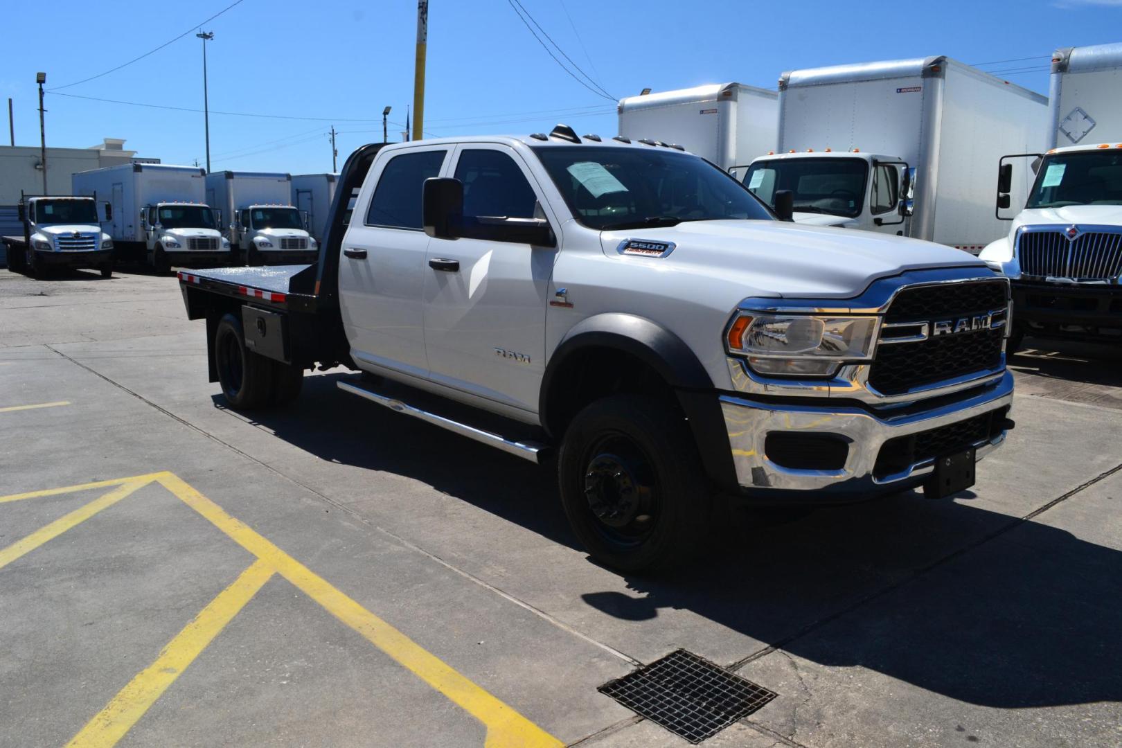 2020 WHITE /BLACK RAM 5500 TRADESMAN (3C7WRNEL2LG) with an CUMMINS 6.7L TURBO DIESEL engine, AISIN A465 6SPD AUTOMATIC transmission, located at 9172 North Fwy, Houston, TX, 77037, (713) 910-6868, 29.887470, -95.411903 - Photo#2