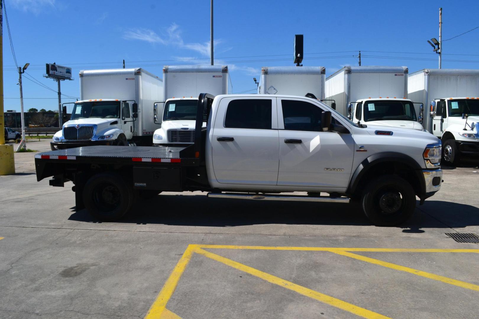 2020 WHITE /BLACK RAM 5500 TRADESMAN (3C7WRNEL2LG) with an CUMMINS 6.7L TURBO DIESEL engine, AISIN A465 6SPD AUTOMATIC transmission, located at 9172 North Fwy, Houston, TX, 77037, (713) 910-6868, 29.887470, -95.411903 - Photo#3