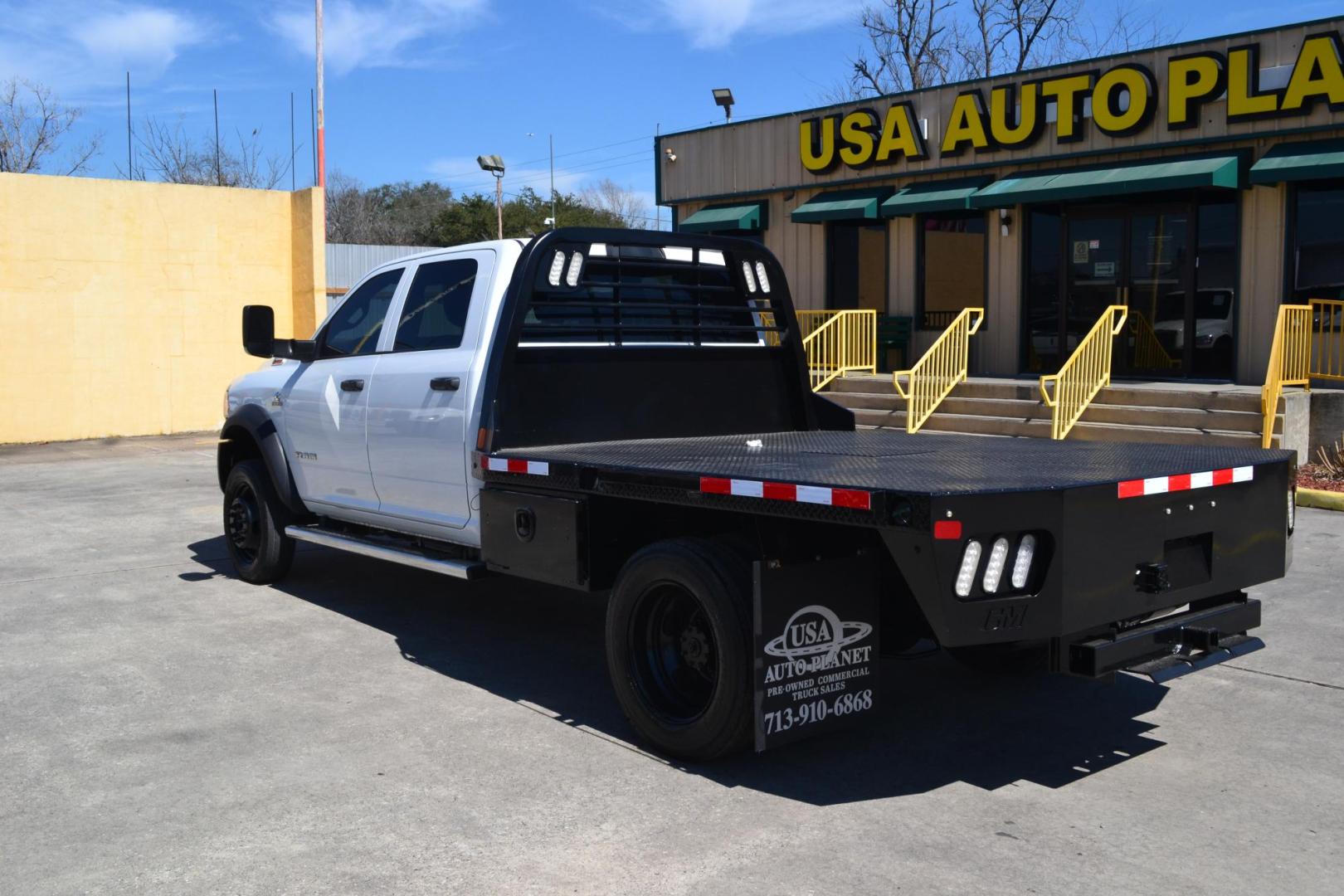 2020 WHITE /BLACK RAM 5500 TRADESMAN (3C7WRNEL2LG) with an CUMMINS 6.7L TURBO DIESEL engine, AISIN A465 6SPD AUTOMATIC transmission, located at 9172 North Fwy, Houston, TX, 77037, (713) 910-6868, 29.887470, -95.411903 - Photo#6